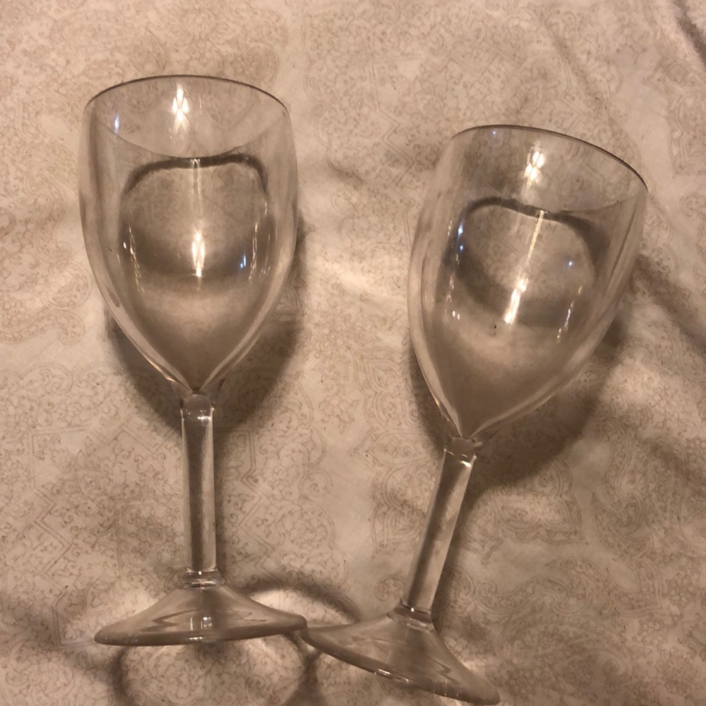 Heavy duty thick plastic wine glasses
